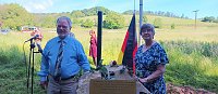 Bild: Ein Gedenkstein zwischen Wiehe und Garnbach erinnert nun an im Zweiten Weltkrieg abgeschossene Soldaten.