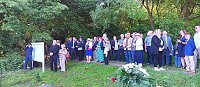 Bild: Ein Gedenkstein zwischen Wiehe und Garnbach erinnert nun an im Zweiten Weltkrieg abgeschossene Soldaten.