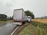 Bild: LKW kommt auf der B241 von der Stra&szlig;e ab und prallt gegen einen Baum