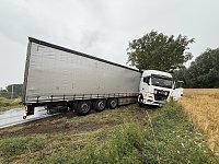 Bild: LKW kommt auf der B241 von der Stra&szlig;e ab und prallt gegen einen Baum