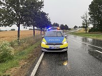 Bild: LKW kommt auf der B241 von der Stra&szlig;e ab und prallt gegen einen Baum