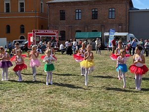 Die Eleven des Tanzstudio Radeva bereicherten das Programm zum Kindertag in Sondershausen