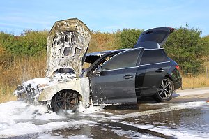 Autobrand auf Autobahn