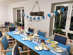 Geselliges Beisammensein mit Bier, Brezeln und Leberkas
