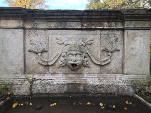 Laubfegen im Schlosspark Ebeleben