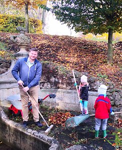 Laubfegen im Schlosspark Ebeleben