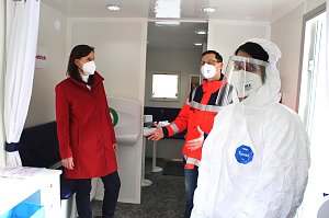 v.l. Landr&auml;tin Antje Hochwind-Schneider, Sandro Bauer (Katastrophenschutz), Sandra B&ouml;hme (Rettungssanit&auml;terin)