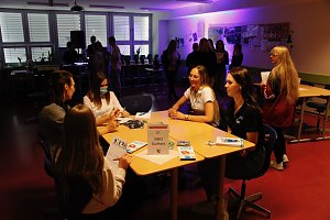An der Lessing-Schule wurde gestern die dritte Runde des "Tags in der Praxis" mit einer Berufsmesse eingel&auml;utett