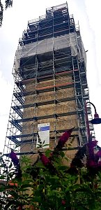 Der Kirchturm von St. Nicolai in Trebra frisch eingerüstet