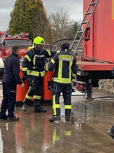 Feuerwehr&uuml;bung in Greu&szlig;en