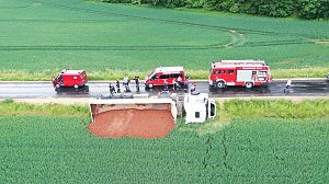 Unfall mit umgekipptem Sattelzug