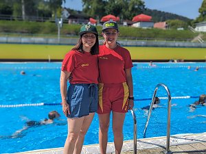 Carolin &Ouml;zbek (li.) und Schulabsolventin Alanis Ruppert (re.) sicherten am Beckenrand die Schwimmer ab