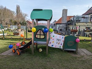 Gro&szlig;e Freude &uuml;ber das neue Spielger&auml;t herrschte bei den Bebraspatzen