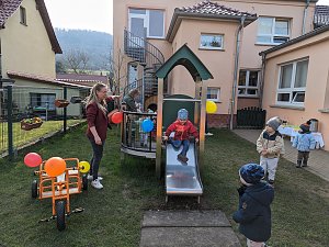 Gro&szlig;e Freude &uuml;ber das neue Spielger&auml;t herrschte bei den Bebraspatzen