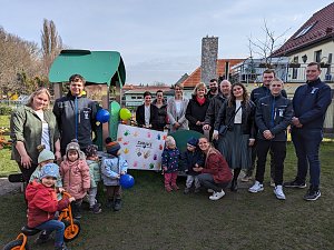 Gro&szlig;e Freude &uuml;ber das neue Spielger&auml;t herrschte bei den Bebraspatzen