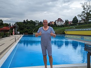 Anbaden im "Bergbad Sonnenblick" in Sondershausen. B&uuml;rgermeister Steffen Grimm zeigte, dass er f&uuml;r jeden Spa&szlig; zu haben ist