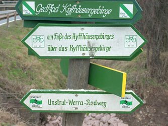 Schilder am Wanderweg (Foto: Karl-Heinz Herrmann)