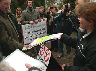 &Uuml;bergabe Unterschriftenliste (Foto: Karl-Heinz Herrmann)