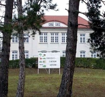 Wei&szlig;es Haus am Berg (Foto: Henze)