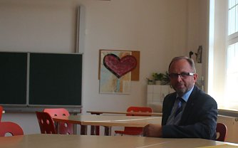 Dr. Bernd Uwe Althaus hat als Schuldirektor in den 90er Jahren schon Erfahrungen mit der Integration von Fl&uuml;chtlingskindern gesammelt (Foto: Angelo Glashagel)