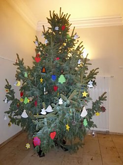 Mit selbst hergestelltem Weihnachtsschmuck (Foto: Landratsamt Kyffh&auml;userkreis)