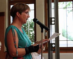 Behindertenvertreterin mit Bericht (Foto: Karl-Heinz Herrmann)