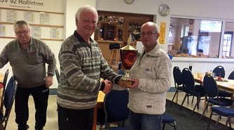 Pokal geht wieder auf Reisen... (Foto: Knut Herzau)