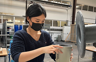 Yuwei Chang pr&uuml;ft sorgf&auml;ltig ein Bauteil im Labor � eine Verbindung von akademischem Wissen und praktischer Anwendung Foto: privat