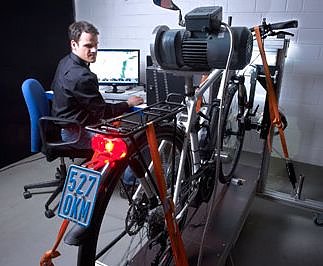 Auf dem Pr&uuml;fstand (Foto: ADAC)