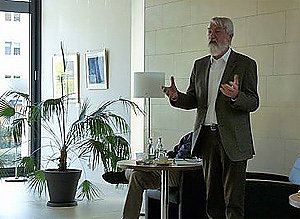 Mit K&uuml;nstler im Gespr&auml;ch (Foto: Karl-Heinz Herrmann)