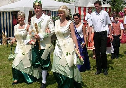 Gro&szlig;er Festumzug zum 20. Lindenbl&uuml;tenfest (Foto: Karl-Heinz Herrmann)