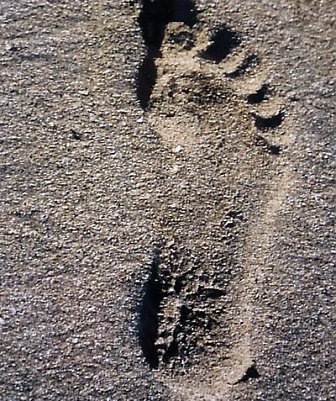 Fu&szlig;abdruck (Foto: Otto Weymann. Werkstatt f&uuml;r Liturgie und Predigt (Heft 11/2015, Verlag Bergmoser und H&ouml;ller))