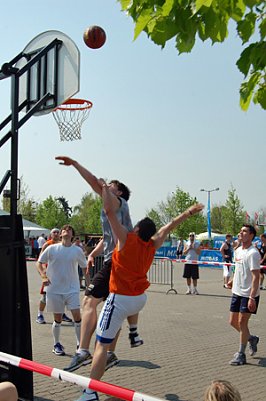 Auf zur Party unterm Korb! (Foto: Landratsamt Kyffh&auml;userkreis)