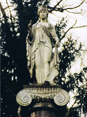 Statue der Spes &uuml;ber der Grabst&auml;tte der Humboldts in Tegel (Foto: Archiv Kneffel)