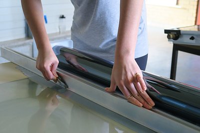 Sonnen&shy;schutz&shy;folien halten Hitze drau&szlig;en und ersparen bestenfalls sogar den Kauf eines Klimager&auml;ts. Foto: Stiftung Warentest