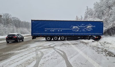 Tschechischer Sattelzug rutschte in den Graben Foto: Autobahnpolizei