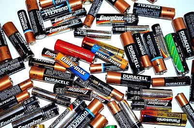 Symbolbild Batterien und Akkus (Foto: Pixabay-PublicDomainPictures)