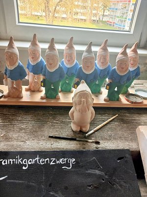 Die Zwergenwerkstatt im Blumenblock. Ein ungebranntes Exemplar ist verschwunden.  (Foto: Ren&eacute; Wei&szlig;bach)