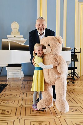 Auch das hat Tradition: Die j&uuml;ngste Carl-Schroeder-Wettbewerb-Teilnehmerin erh&auml;lt das diesj&auml;hrige Maskottchen, Carli II. Mathilde Ritter aus Sondershausen erspielte mit ihrer Blockfl&ouml;te einen hervorragenden Erfolg (23 von 25 Punkten). (Foto: Andrea Hellmann)
