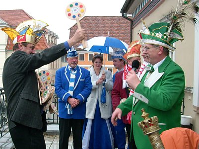 Schl&uuml;ssel&uuml;bergabe (Foto: Karl-Heinz Herrmann)