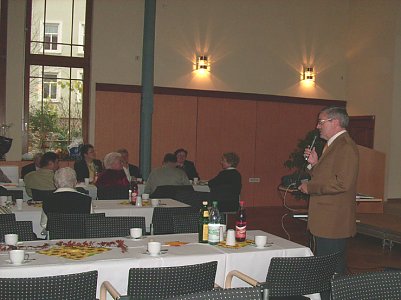 PD Dr. Rainer Lundershausen beim Vortrag (Foto: Karl-Heinz Herrmann)