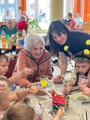 Bild: Jung und alt bauen ein Insektenhotel - Haus Wilma und die Kindervilla-Kinder aus Bad Frankenhausen