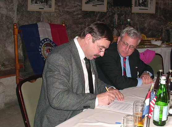 Unterzeichnung Partnerschaftsvertrag im Beisen von US Konsul Mark Wenig (Foto: Karl-Heinz Herrmann)