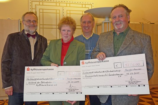 Schecks &uuml;bergeben (Foto: Karl-Heinz Herrmann)