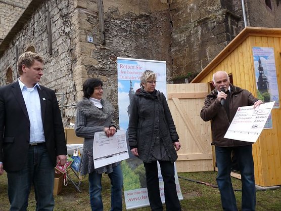 Hilfe f&uuml;r den Schiefen (Foto: Karl-Heinz Herrmann)