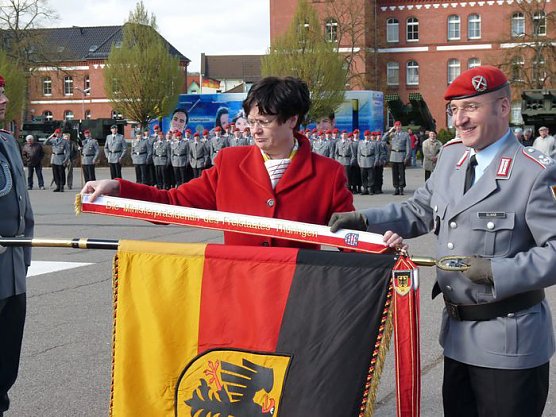 Fahnenband verliehen (Foto: Karl-Heinz Herrmann)