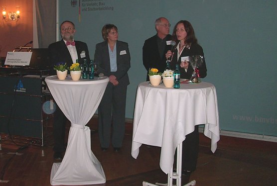 Landrat Peter Hengstermann bei Diskussion (Foto: Karl-Heinz Herrmann)