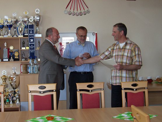 Zuwendungsbescheid erhalten (Foto: Kreisfeuerwehrverein) Zuwendungsbescheid erhalten (Foto: Kreisfeuerwehrverein)