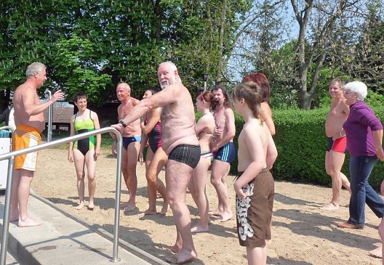 Spa&szlig; beim Anbaden (Foto: Karl-Heinz Herrmann)