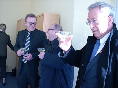 Anstossen auf gutes Gelingen (Foto: Karl-Heinz Herrmann) Anstossen auf gutes Gelingen (Foto: Karl-Heinz Herrmann)